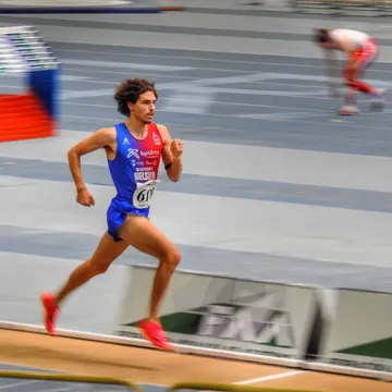 Rafael Moreno Burgos corriendo un 1500 m en pista cubierta