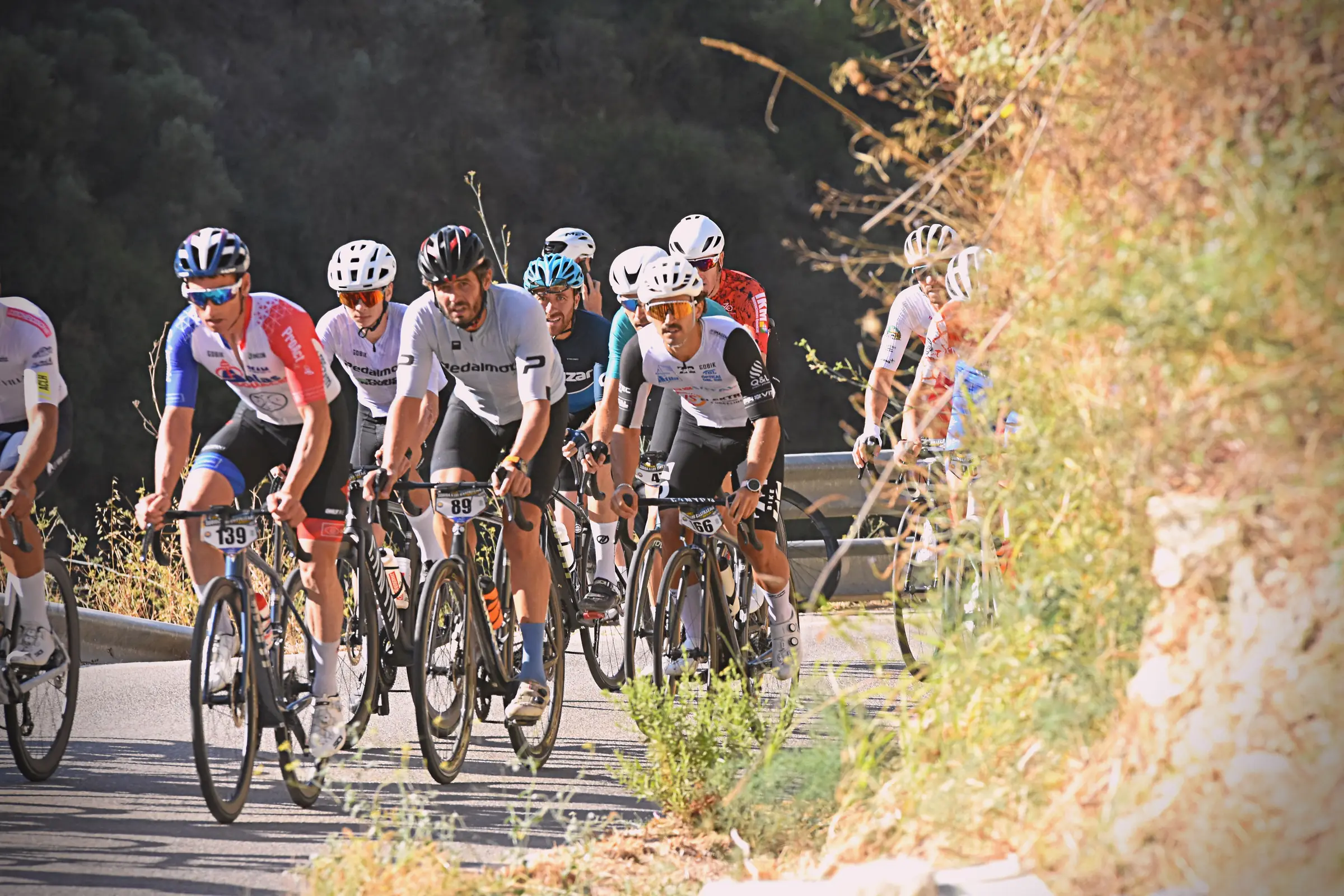 Grupo de ciclistas, con deportistas de BYB Training, en la subida a Los Castillejos (Axarquía, Málaga)