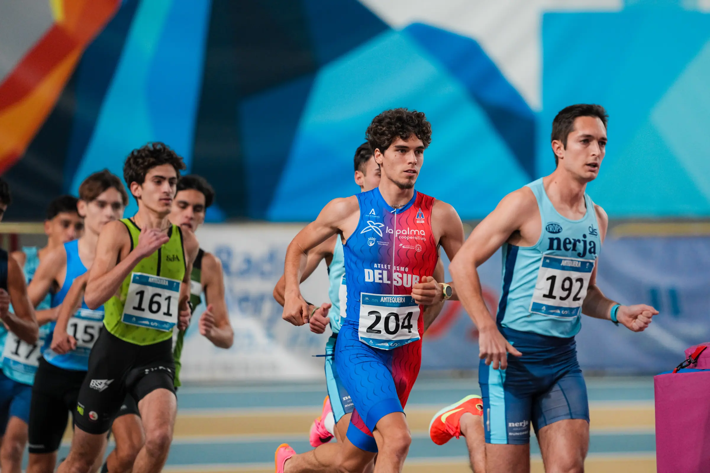 Rafael Moreno Burgos, entrenador de BYB Training, compitiendo en un 1500 m en pista cubierta